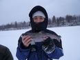 凍った湖で、大きな魚が釣れました！